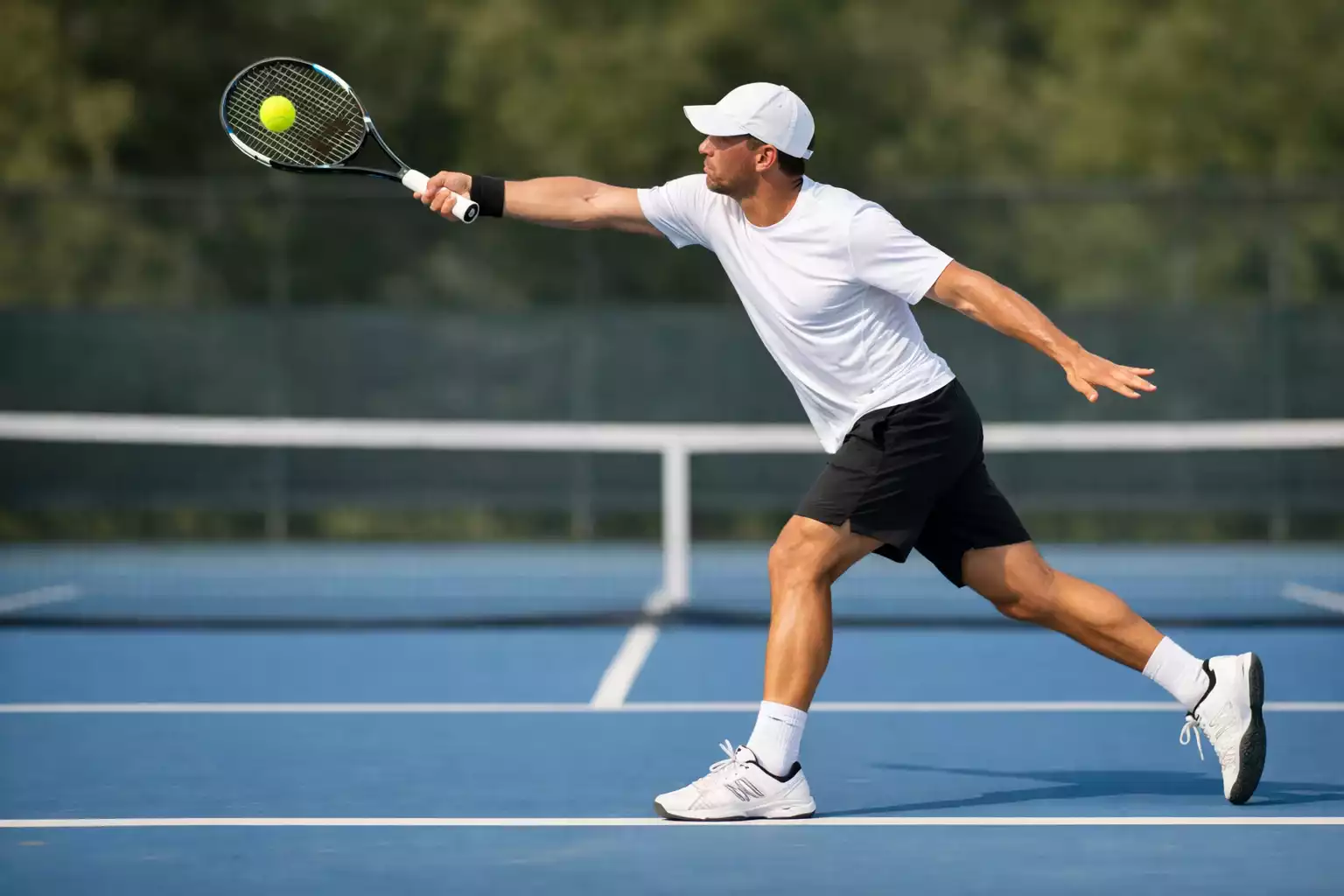 Tenista profesional ejecutando un saque potente