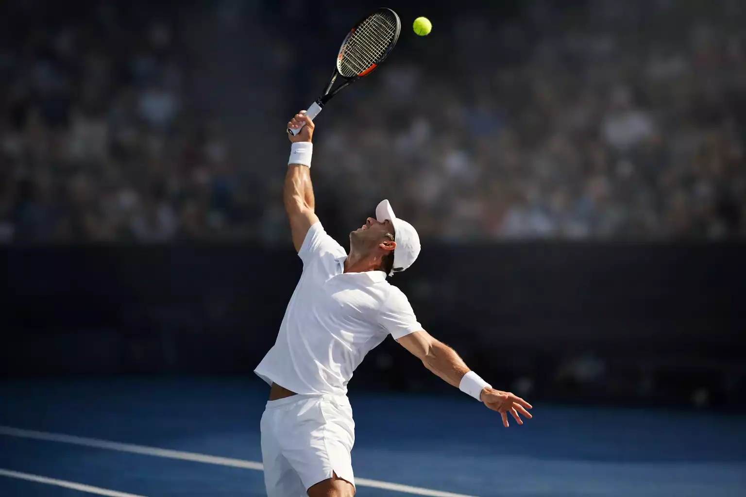 Tenista profesional ejecutando un saque potente en un torneo importante