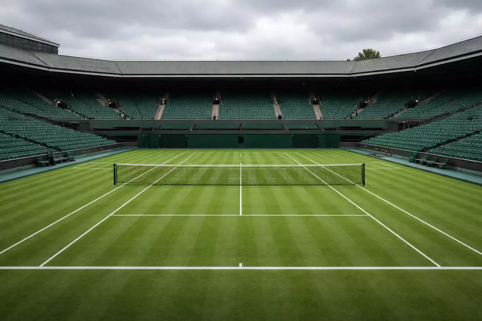 Pista central de Wimbledon con su característico césped verde impecable y líneas blancas